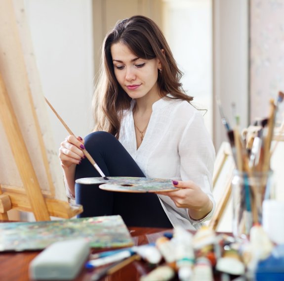 Frau malt beim Kunstkurs