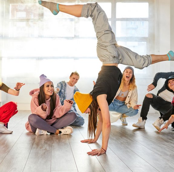 Jugendliche im Breakdancekurs