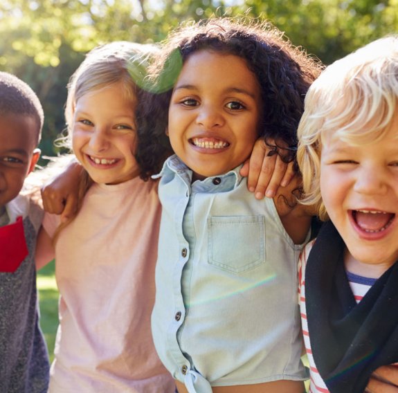 Selbstbewusste Kinder posieren