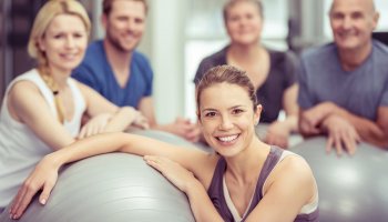 Erwachsene im Sportkurs 