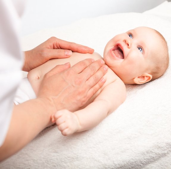 Baby wird massiert