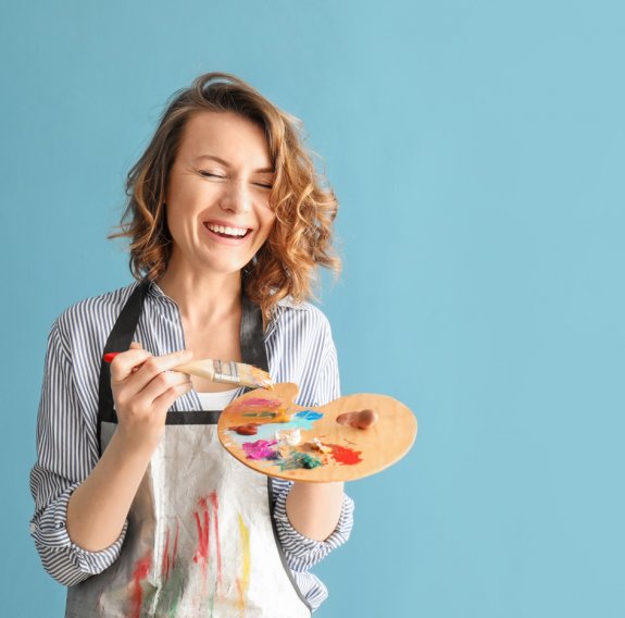 Erwachsene Frau mit Farbpalette
