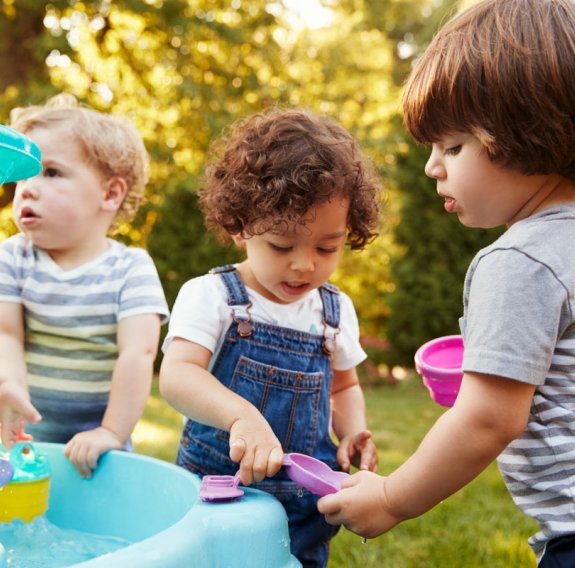 Kinder spielen draussen