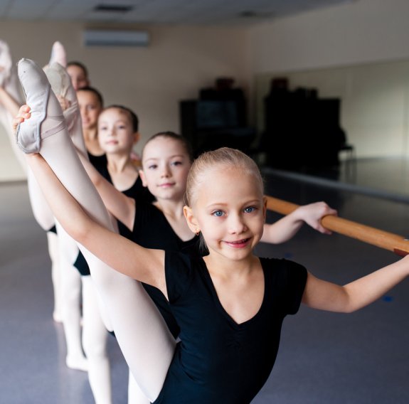 Kinder im Ballettkurs