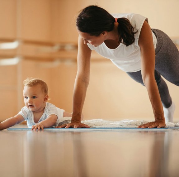 Mama und Baby machen Yoga