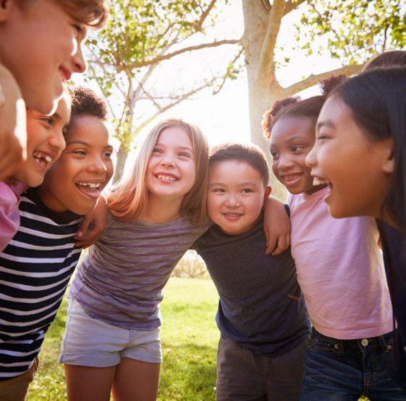 Kinder zeigen Gemeinschaft