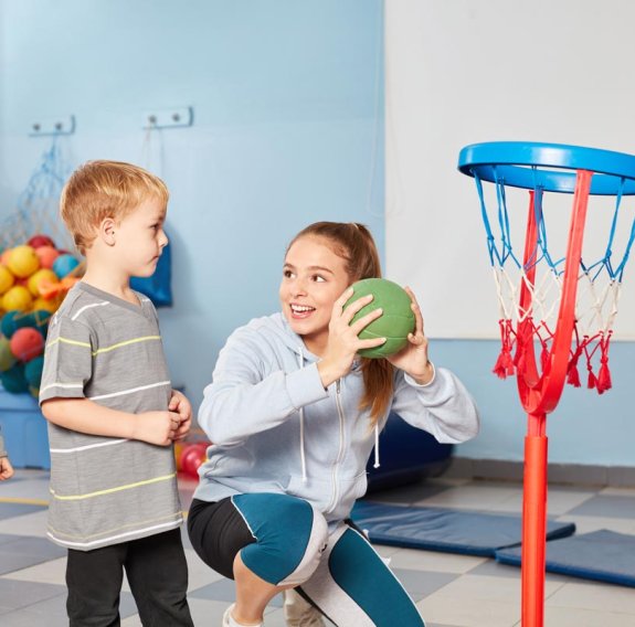 Kinder im Parkourkurs