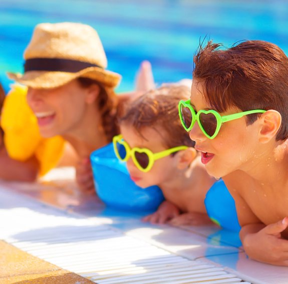 Familie entspannt am Wasserbecken