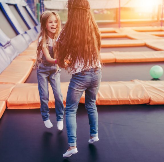 Kinder springen auf dem Trampolin