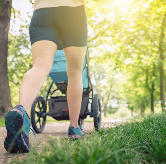 Mama macht Sport mit ihrem Kinderwagen