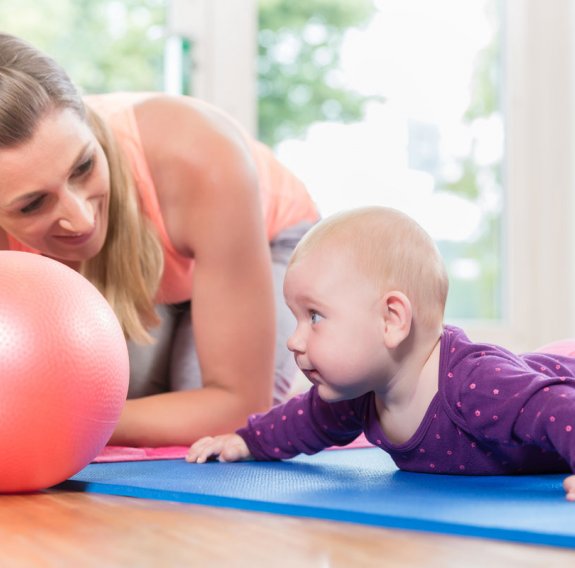 Mama macht Fitness mit ihrem Baby