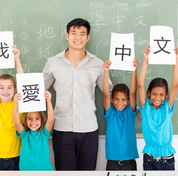 Ein Chinesisch Lehrer mit seinen Schülern