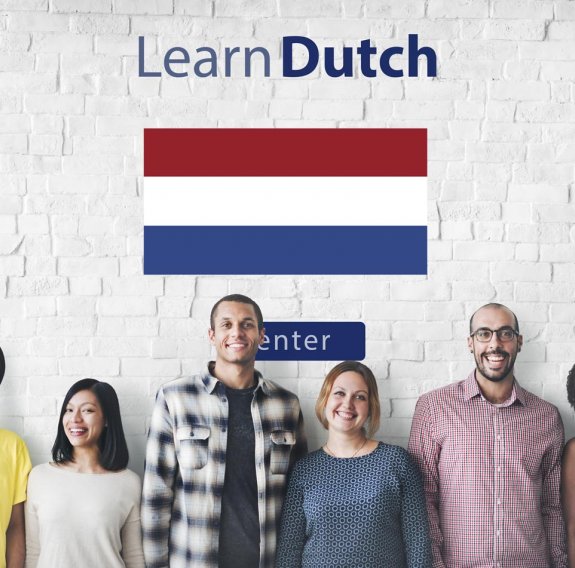 Erwachsene vor der Niederländischen Flagge