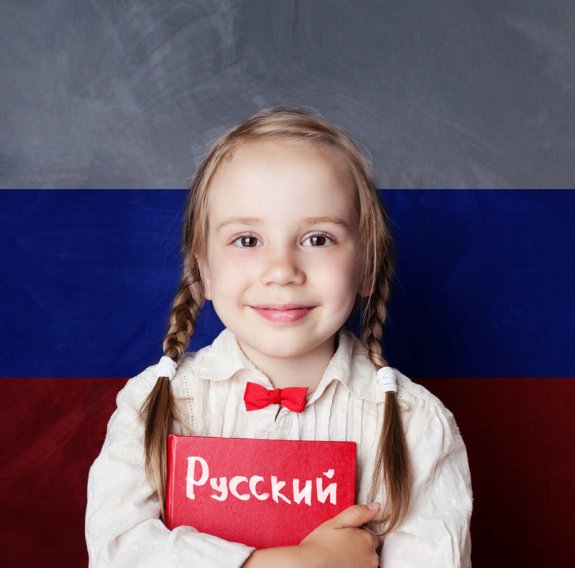 Kind posiert mit ihrem Russichen Sprachbuch