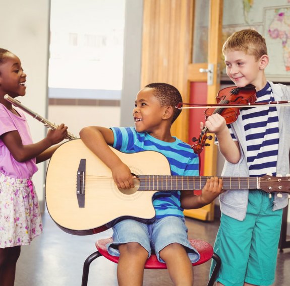 Kinder im Musikkurs