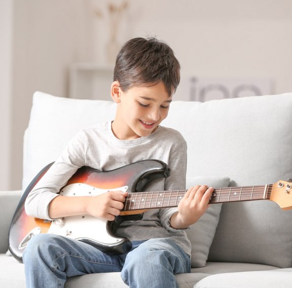 Kind spielt E-Gitarre