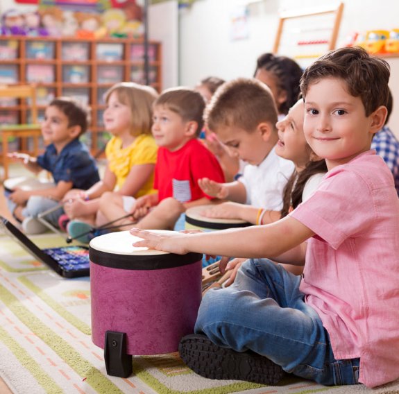 Kinder im Musikkurs