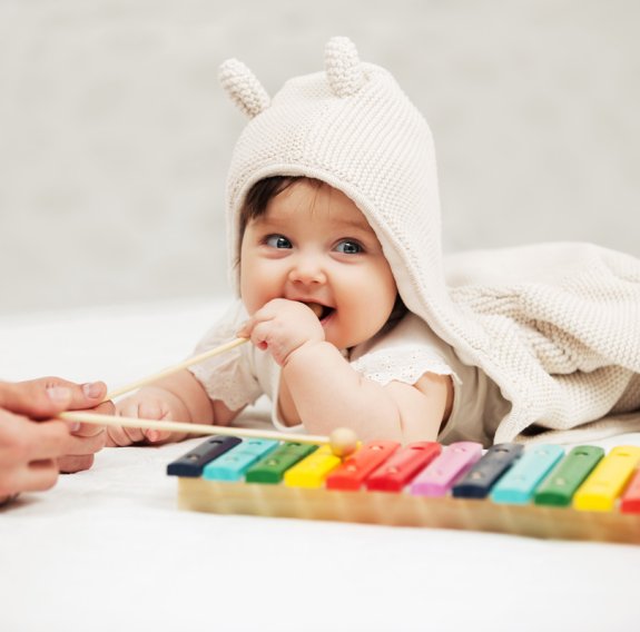 Kind liegt neben Musikinstrumenten