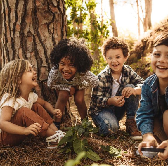 Kinder lachen gemeinsam