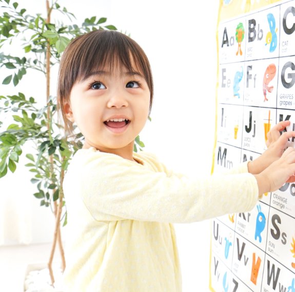 Kind erlernt die Sprache