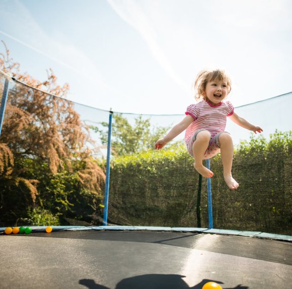 Kind springt Trampolin