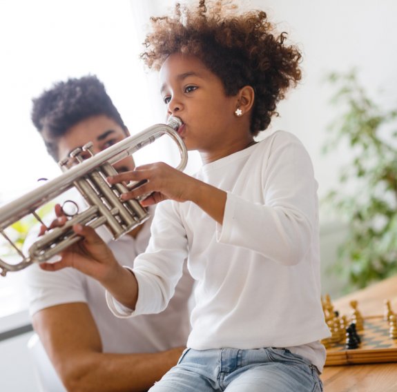 Kind spielt Trompete