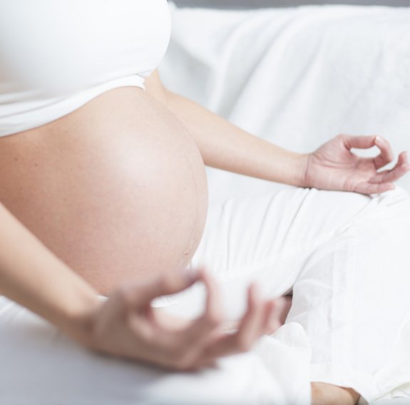 Schwangere beim Yoga