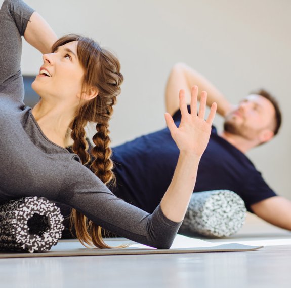 Erwachsene beim Faszientraining