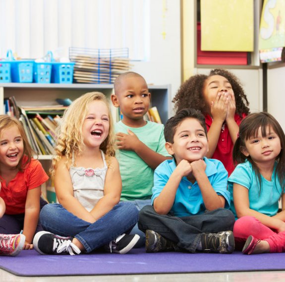 Kinder lachen gemeinsam