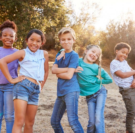 Kinder posieren zusammen