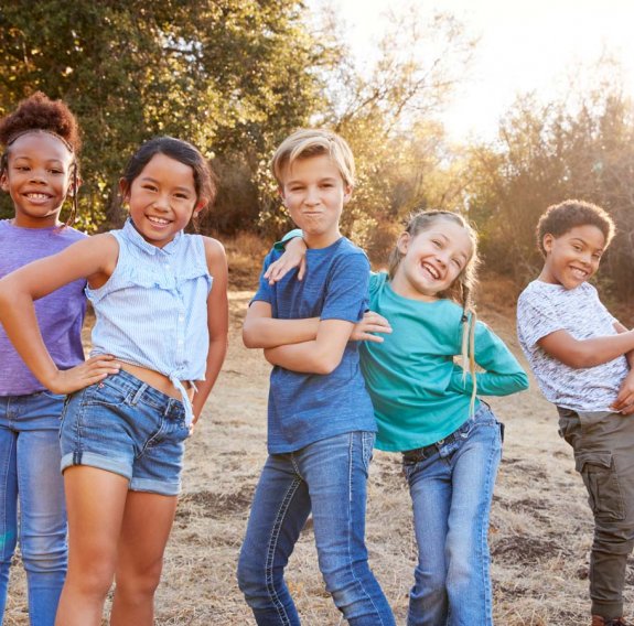 Kinder posieren zusammen