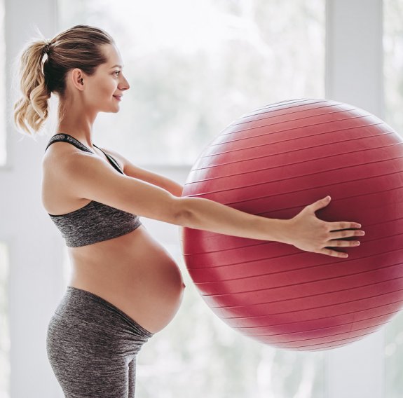 Schwangere Frau beim Fitness