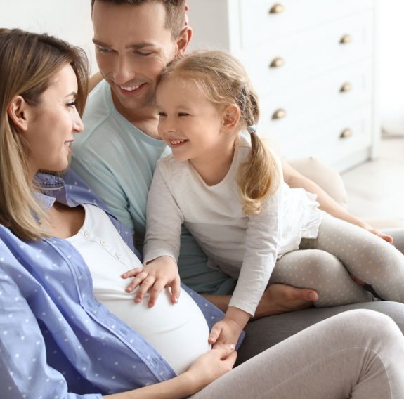 Familie freut sich über kommendes Baby
