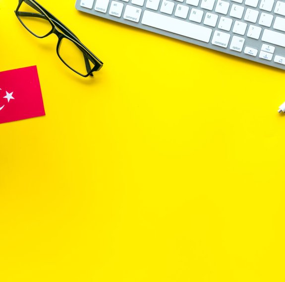 Die Türkische Flagge auf einem Hintergrund mit Büromaterial