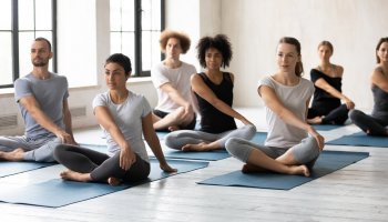 Ein Yogakurs findet statt