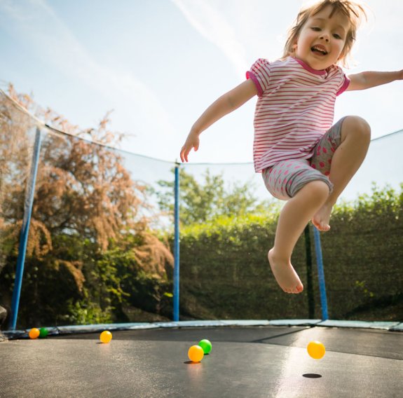 Kind springt Trampolin