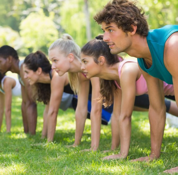 Erwachsene beim Outdoor Training