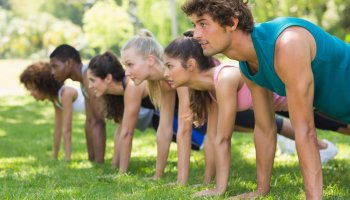 Erwachsene beim Outdoor Training