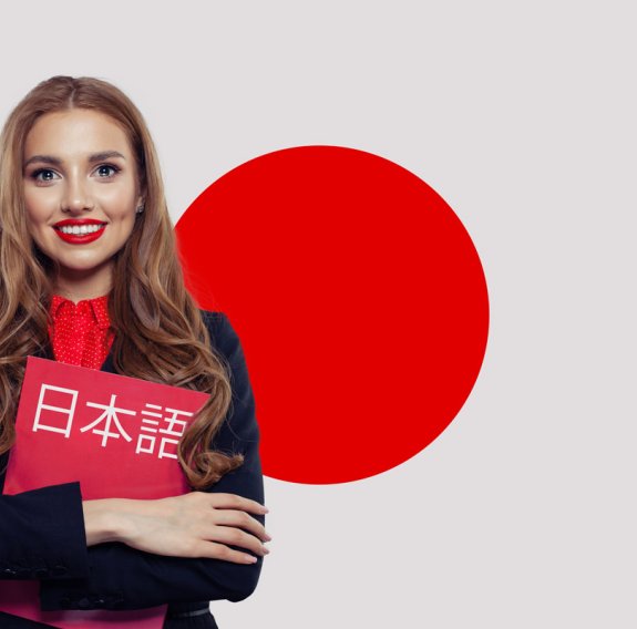Frau posiert vor der Japanischen Flagge