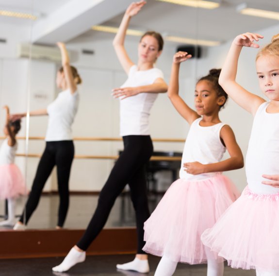 Kinder im Ballettkurs