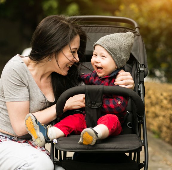 Mama mit Baby im Kinderwagen