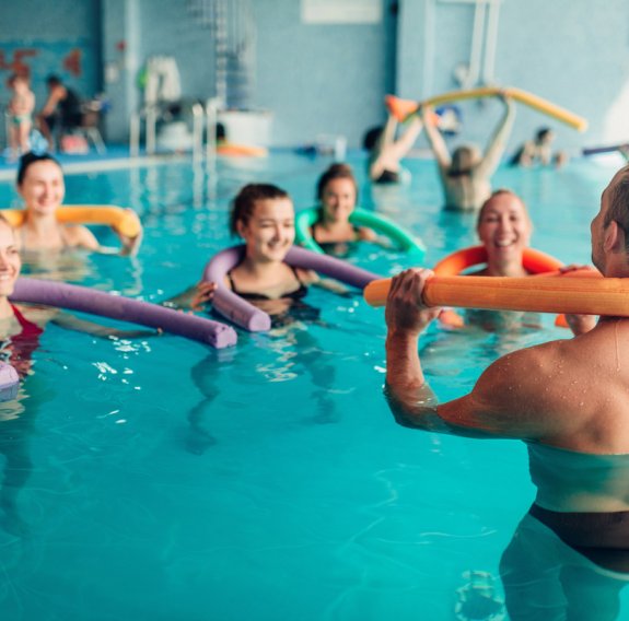 Erwachsene beim Schwimmen