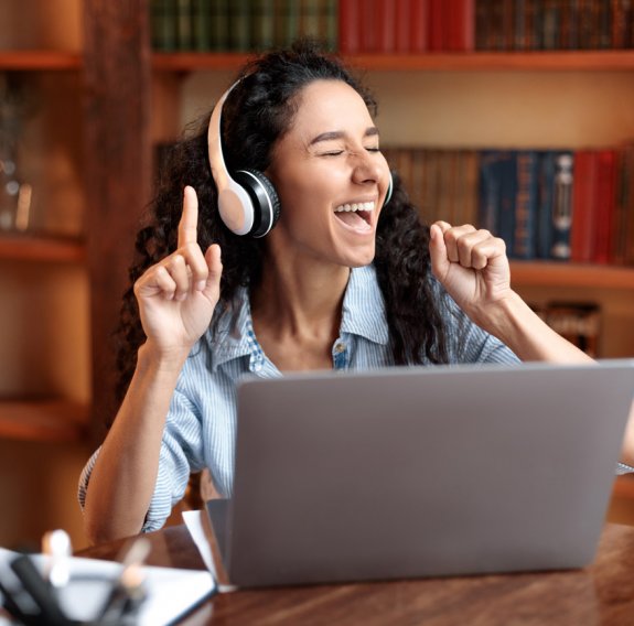 Erwachsen Frau beim Online Gesangsunterricht