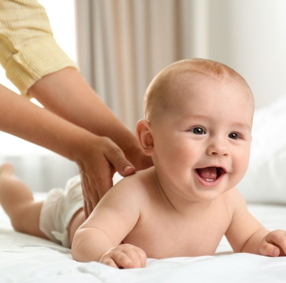 Baby liegt auf dem Bauch