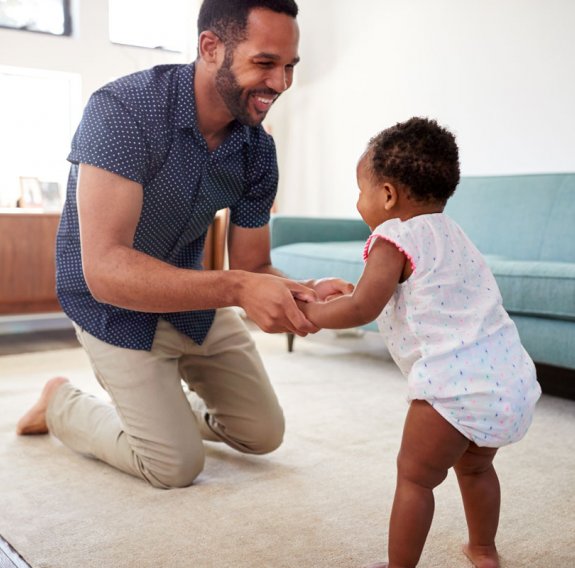 Baby tanzt mit ihrem Vater