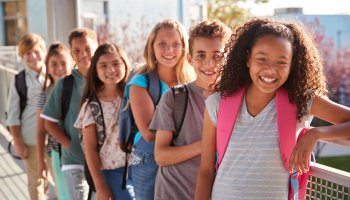 Kinder mit ihrer Schultasche