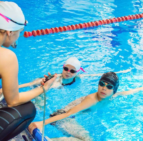 Kinder beim Schwimmkurs