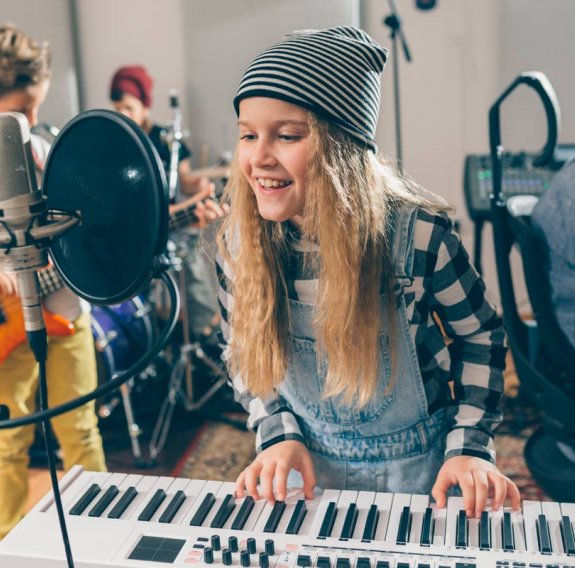 Kinder im Musikkurs