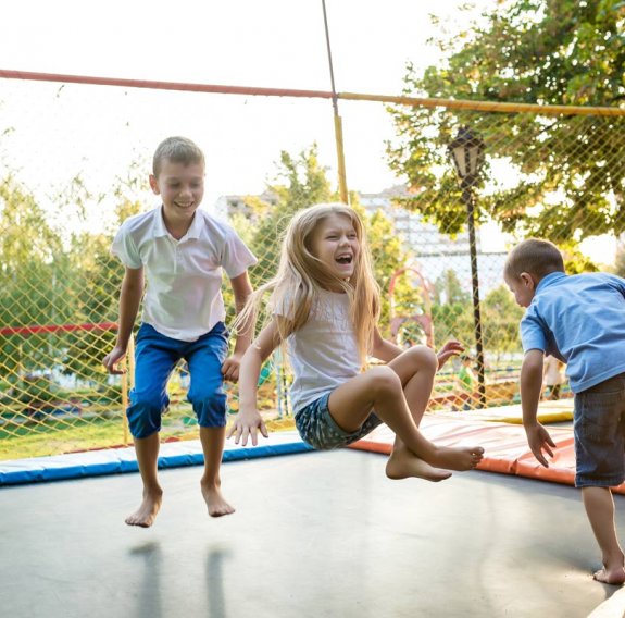 Kinder hüpfen auf dem Trampolin