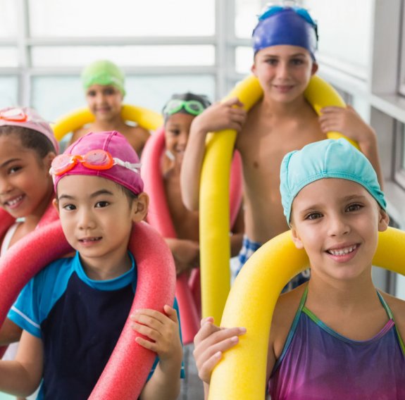 Kinder beim Schwimmkurs